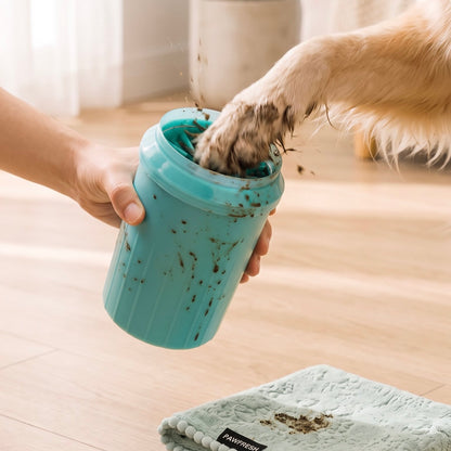 PawFRESH in uso per la pulizia rapida delle zampe dell'animale