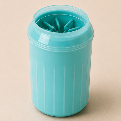 Zampa di animale pulita con le setole in silicone del kit PawFRESH